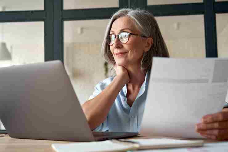 Signora al computer