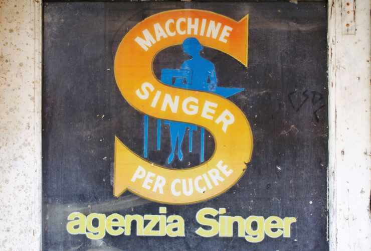 Vecchia insegna Singer